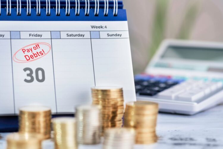 Como organizar a vida financeira e sair das dívidas